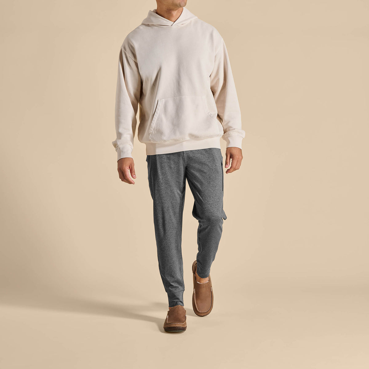 OluKai Men | Moloā Men's Leather Slippers - Toffee / Dark Wood
