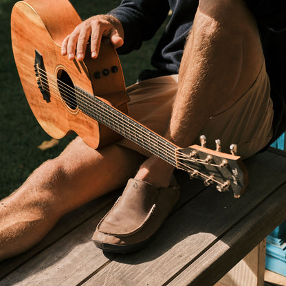 OluKai Men | Moloā Men's Leather Slippers - Toffee / Dark Wood