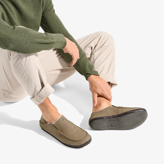 OluKai Men | Moloā Slipper - Clay / Dk Java