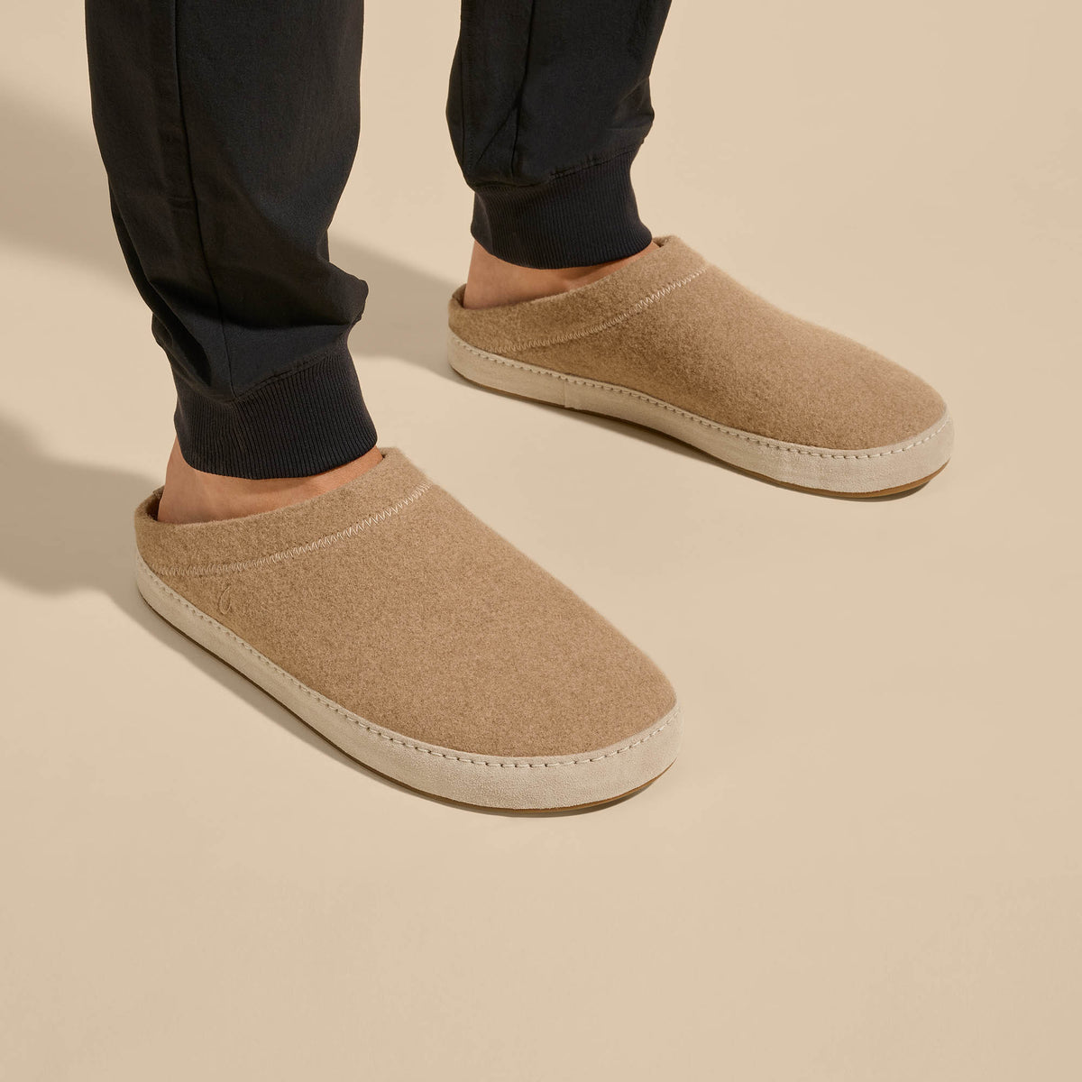 OluKai Men | Hāmani Hulu Men’s Wool Mule Slippers - Oatmeal