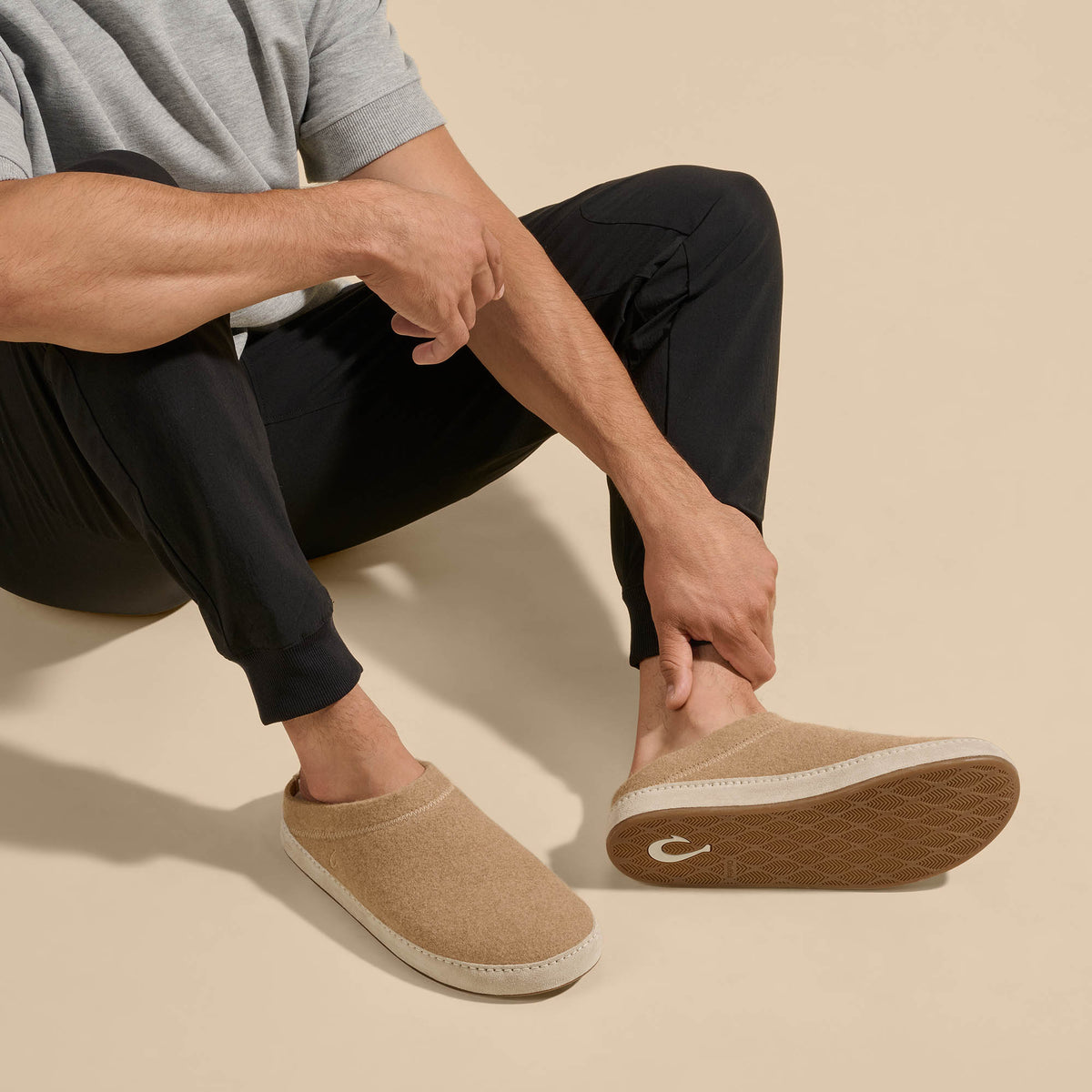 OluKai Men | Hāmani Hulu Men’s Wool Mule Slippers - Oatmeal