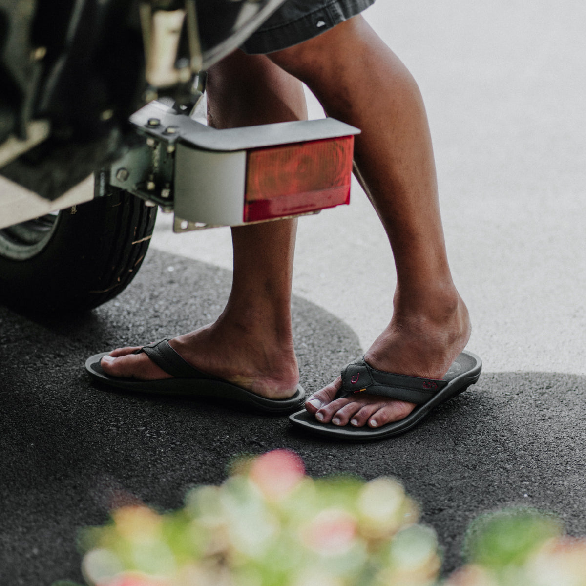 OluKai Men | Kīpī Men’s Comfortable Beach Sandals - Black