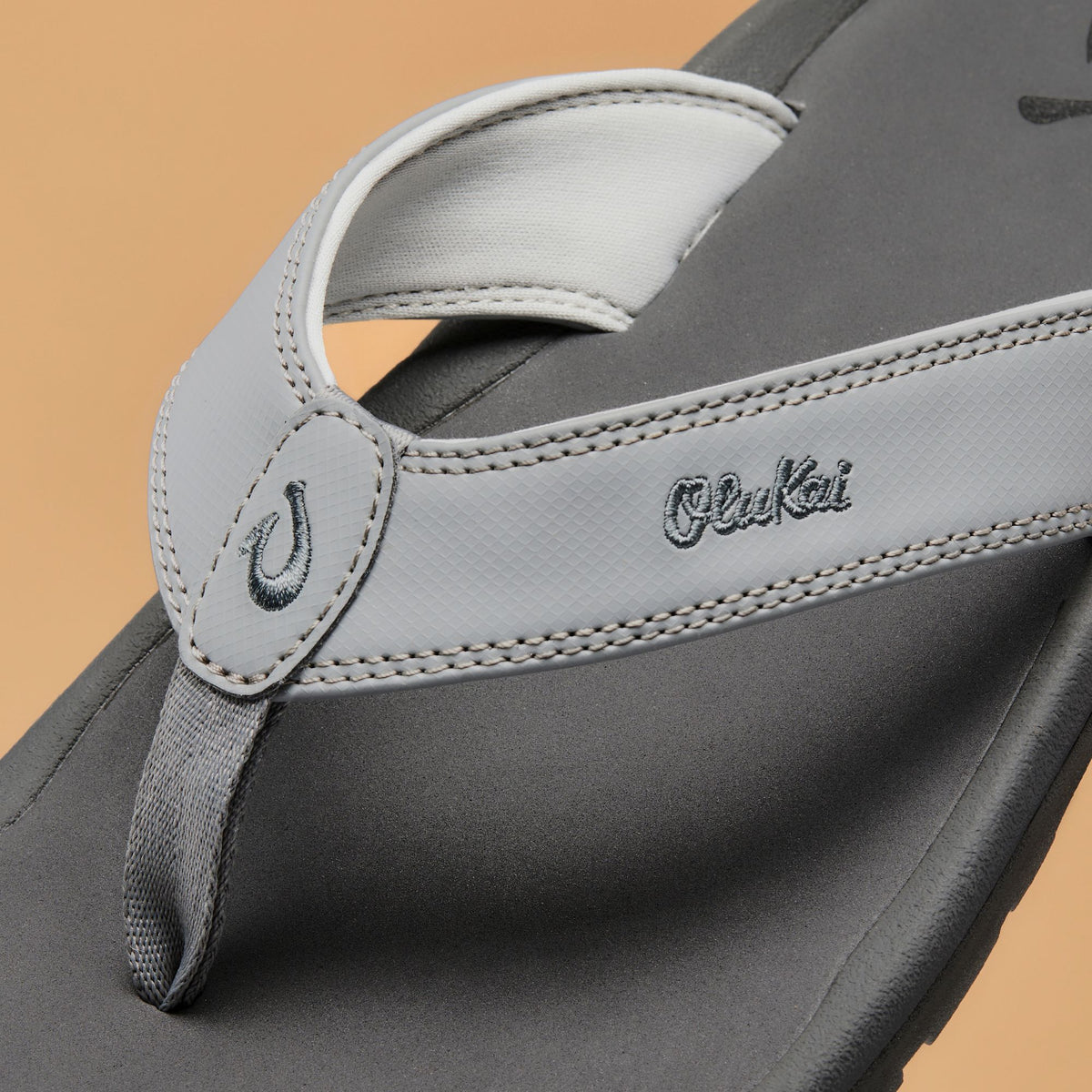 OluKai Men | ‘Ohana Men's Best Selling Beach Sandals - Ash / Rock