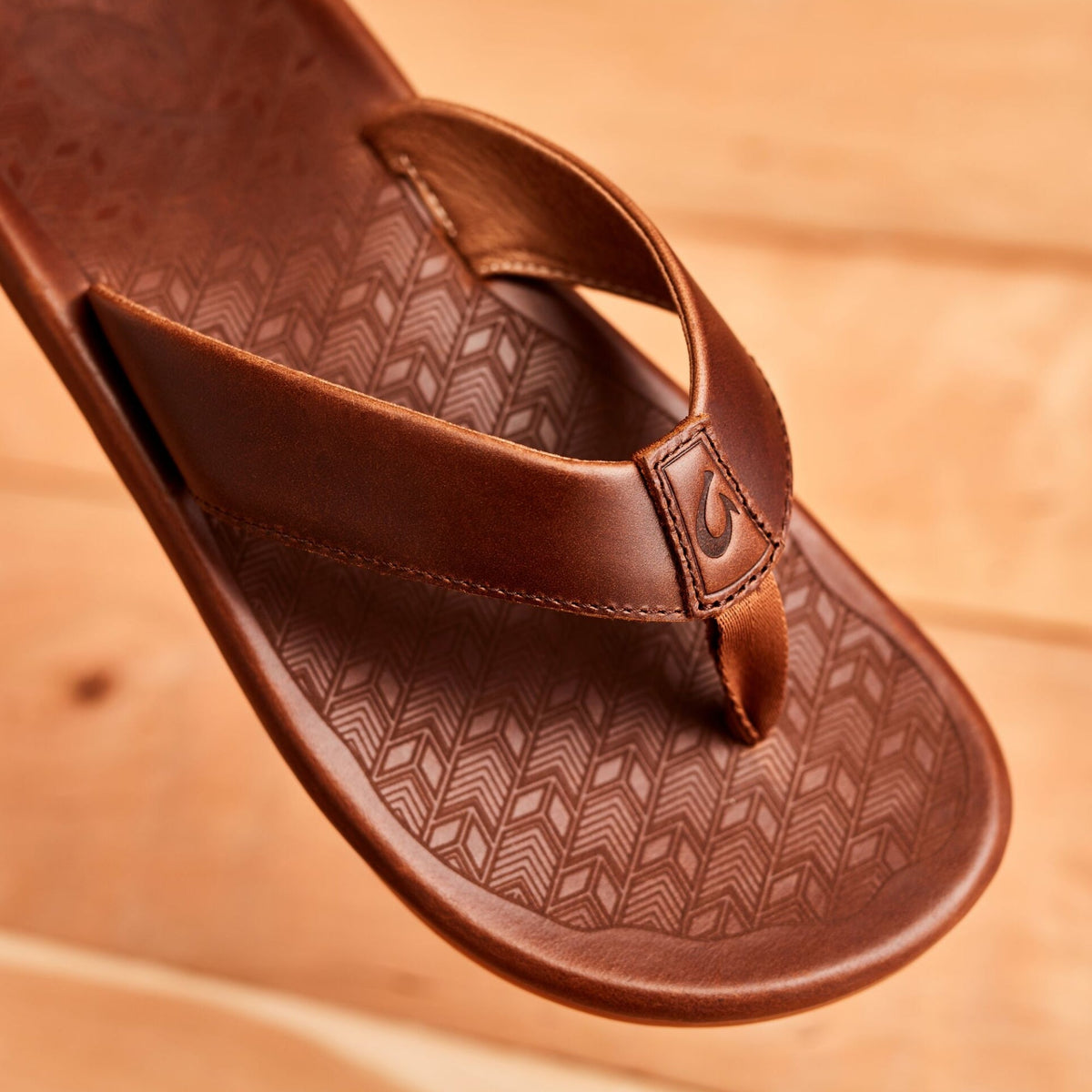 OluKai Men | ‘Ilikai Men‘s Leather Sandals - Toffee