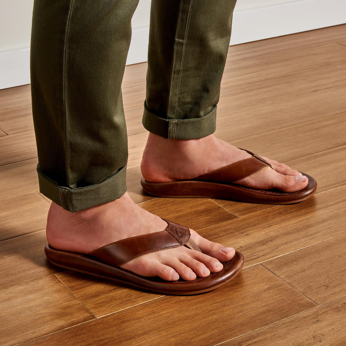 OluKai Men | ‘Ilikai Men‘s Leather Sandals - Toffee