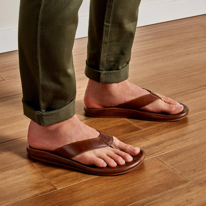 OluKai Men | ‘Ilikai Men‘s Leather Sandals - Toffee