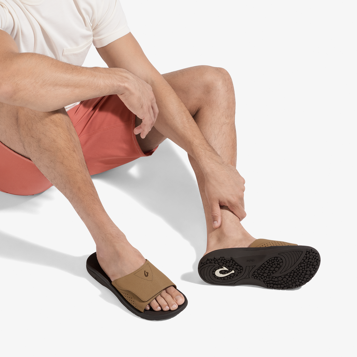 OluKai Men | Nalu Slide - Tan / Dk Java