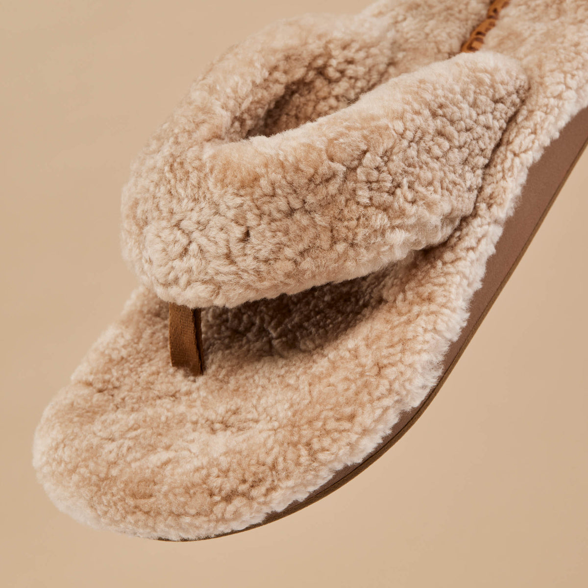 OluKai Women | Kīpe'a Heu Women‘s Flip Flop Slippers - Tan