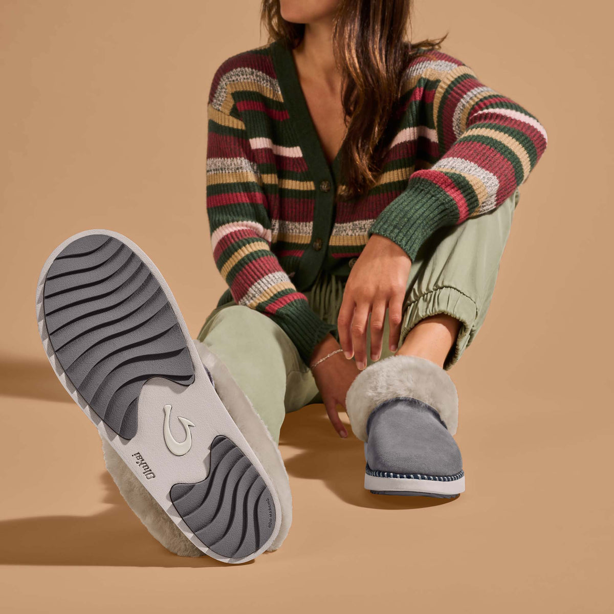OluKai Women | Ku‘i Women’s Fuzzy Slip-On Slippers - Fog