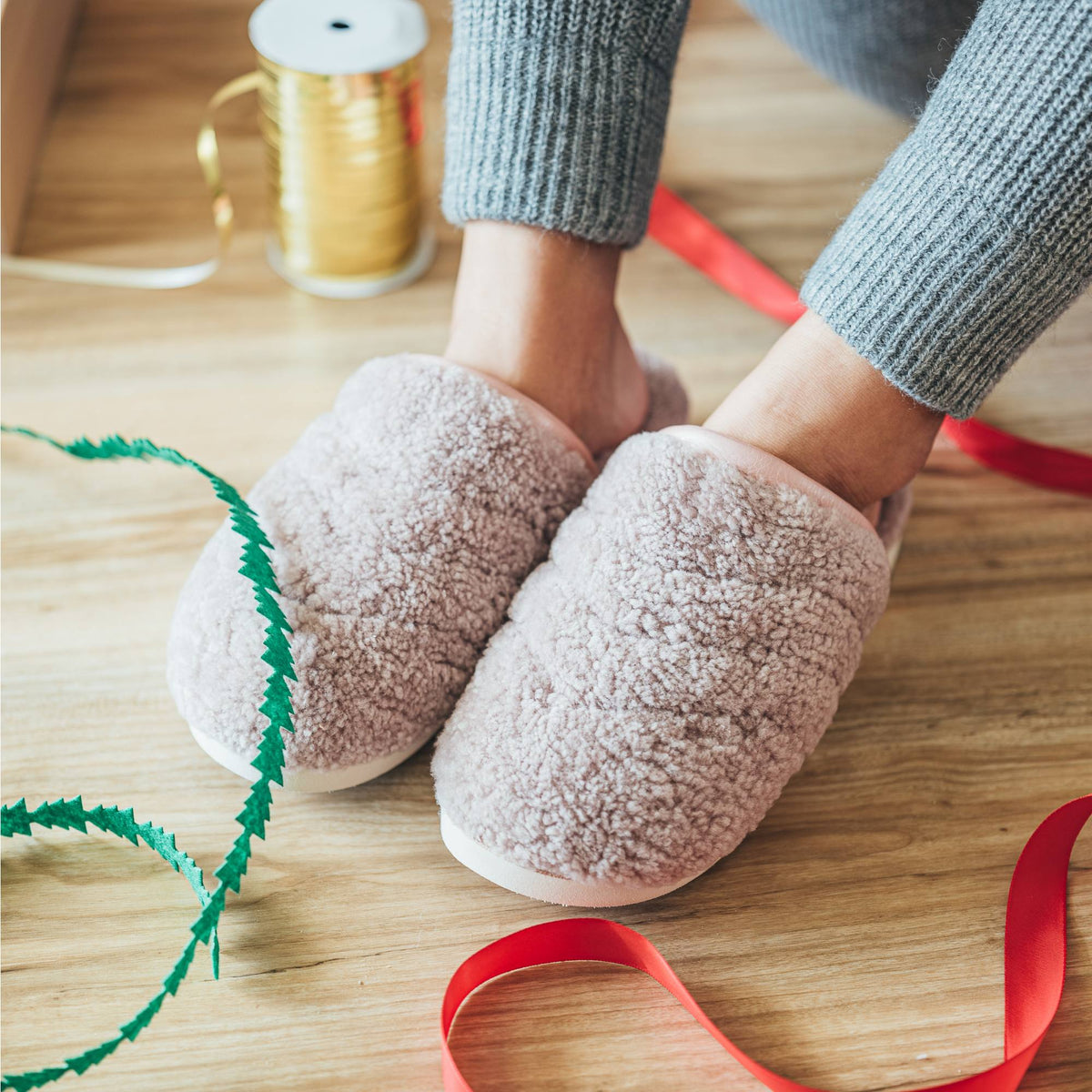 OluKai Women | Pūpū Mua Women’s Shearling Mule Slipper - Pink Sea Salt