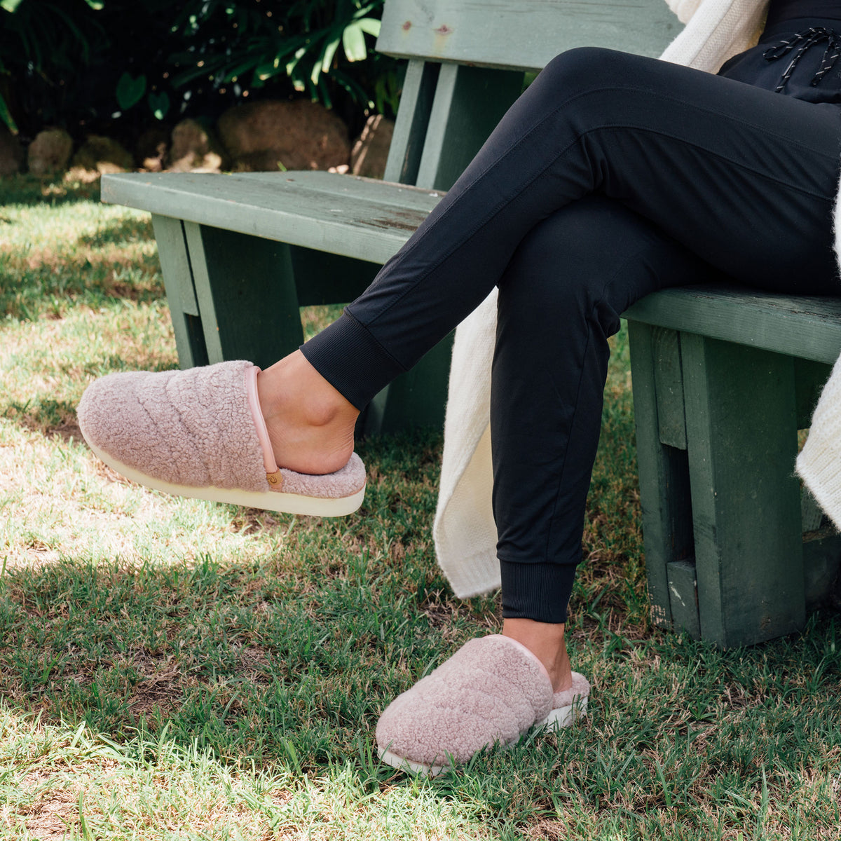 OluKai Women | Pūpū Mua Women’s Shearling Mule Slipper - Pink Sea Salt