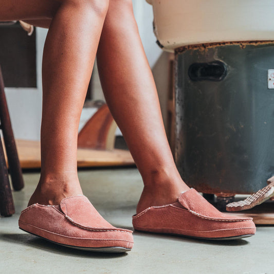 OluKai Women | Nohea Women's Leather Slippers - Cedarwood