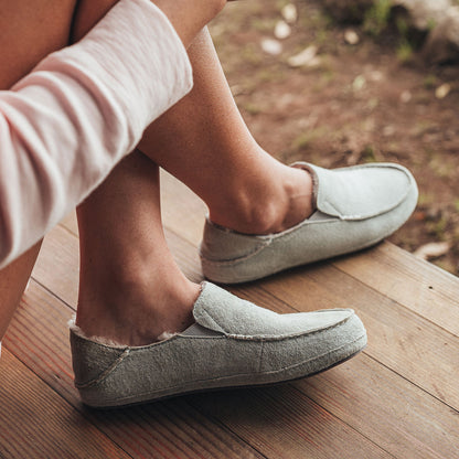 OluKai Women | Nohea Women's Leather Slippers - Pale Grey