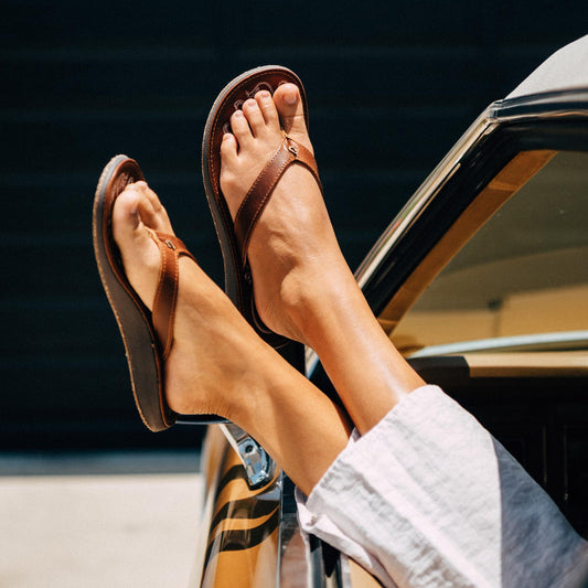 OluKai Women | Paniolo Women’s Leather Beach Flip Flops - Natural