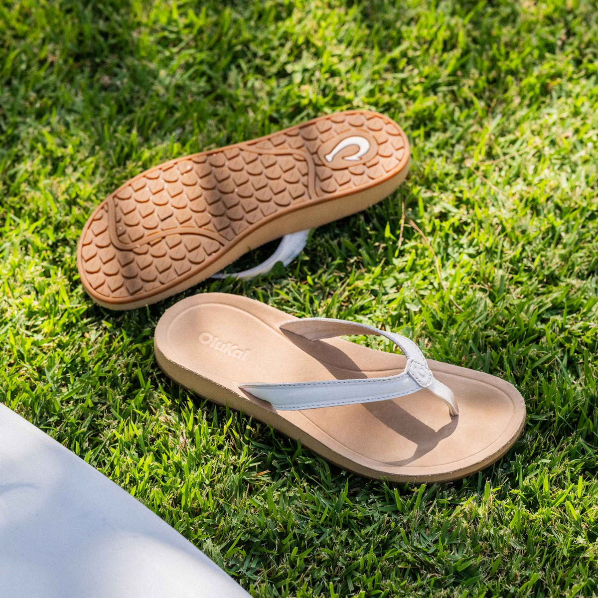 OluKai Women|New Arrivals | Southshore - Bright White / Warm Sand