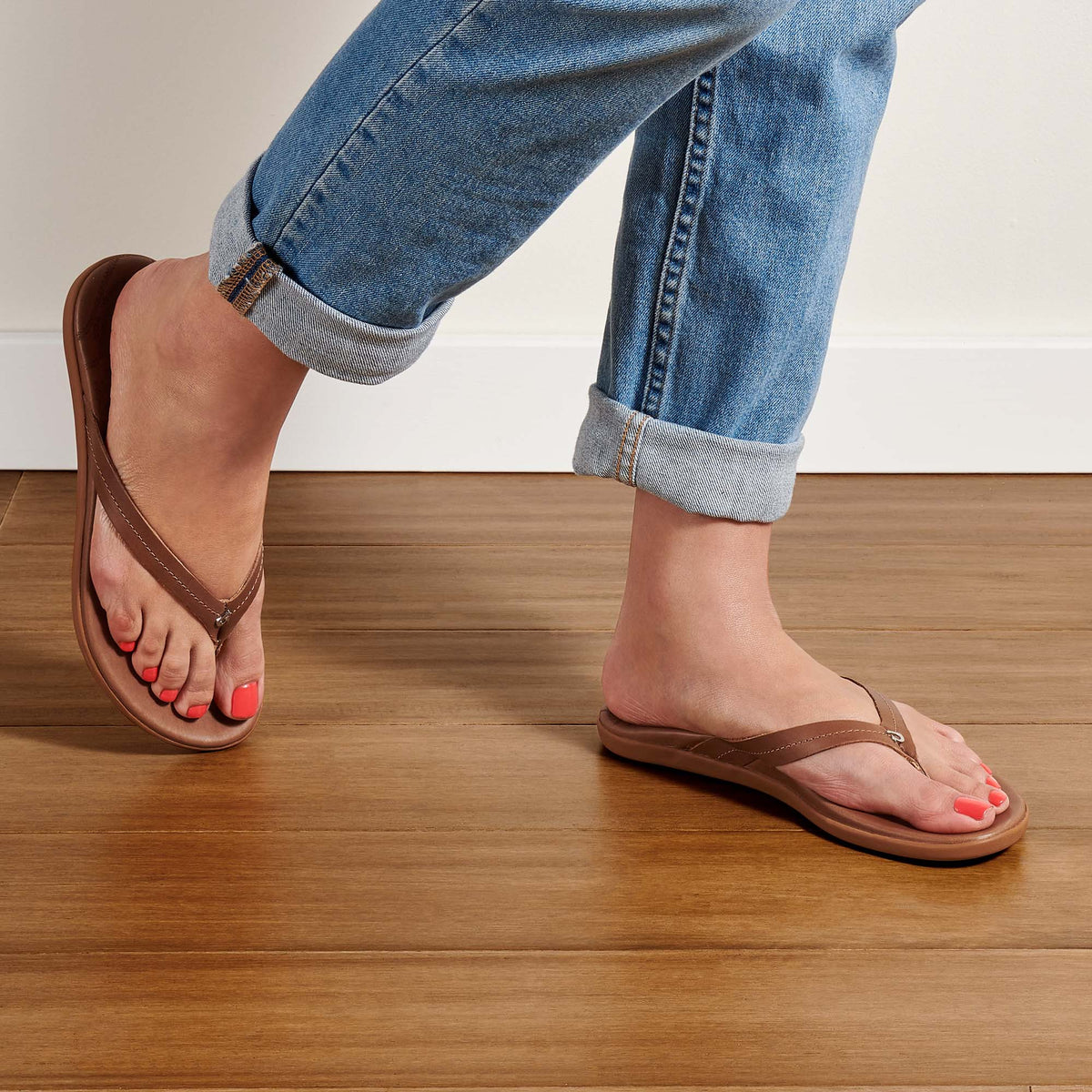 OluKai Women | Honu Women’s Leather Beach Sandals - Tan