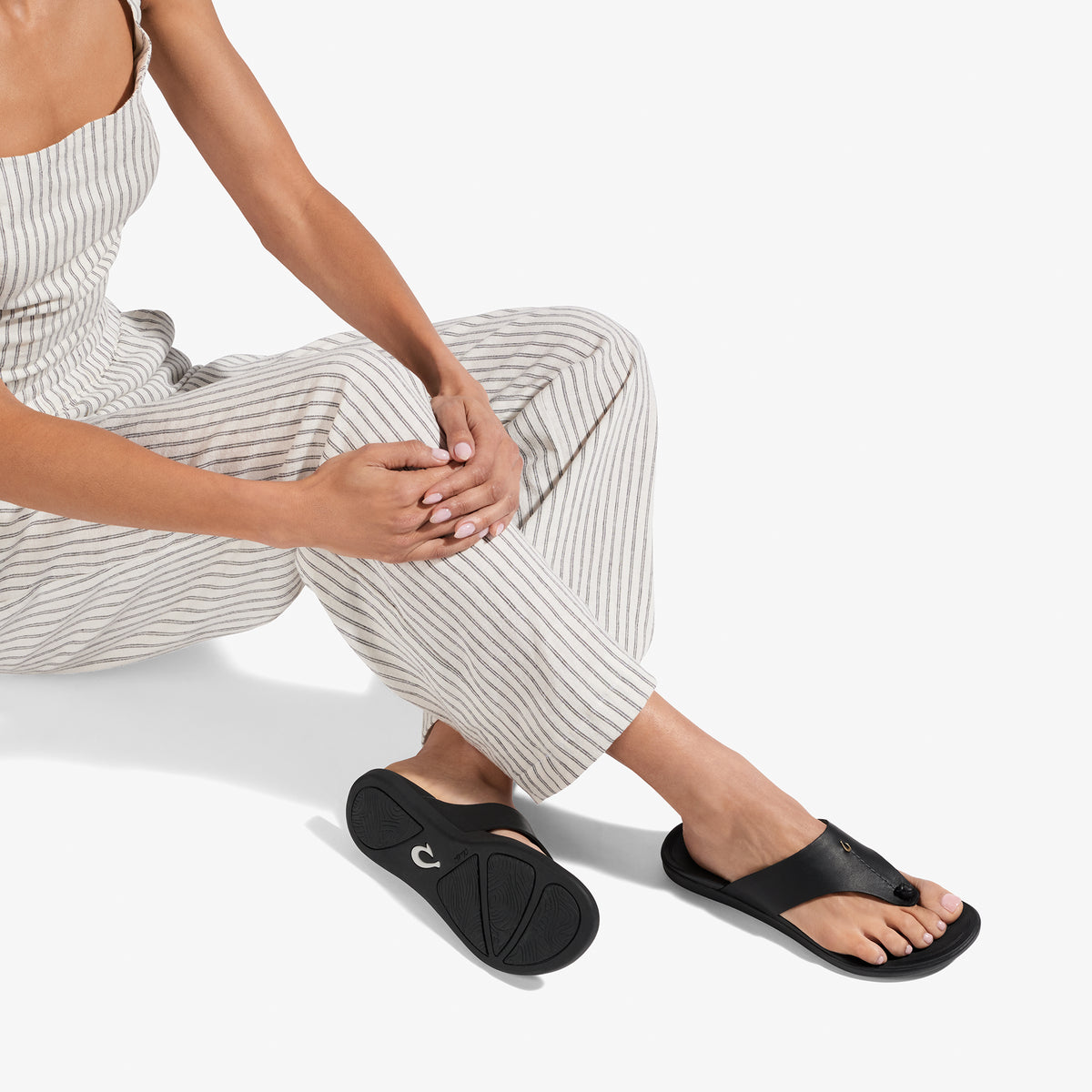 OluKai Women|New Arrivals | Hoʻopio Mele - Black / Black