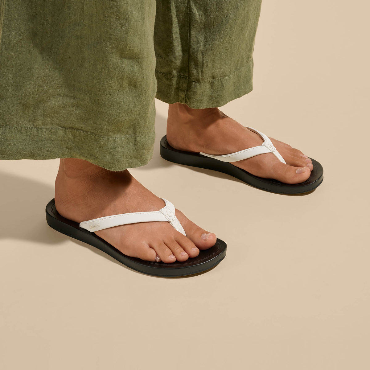 OluKai Women | ‘Uiki Women’s Everyday Beach Sandals - Bright White / Lava Rock
