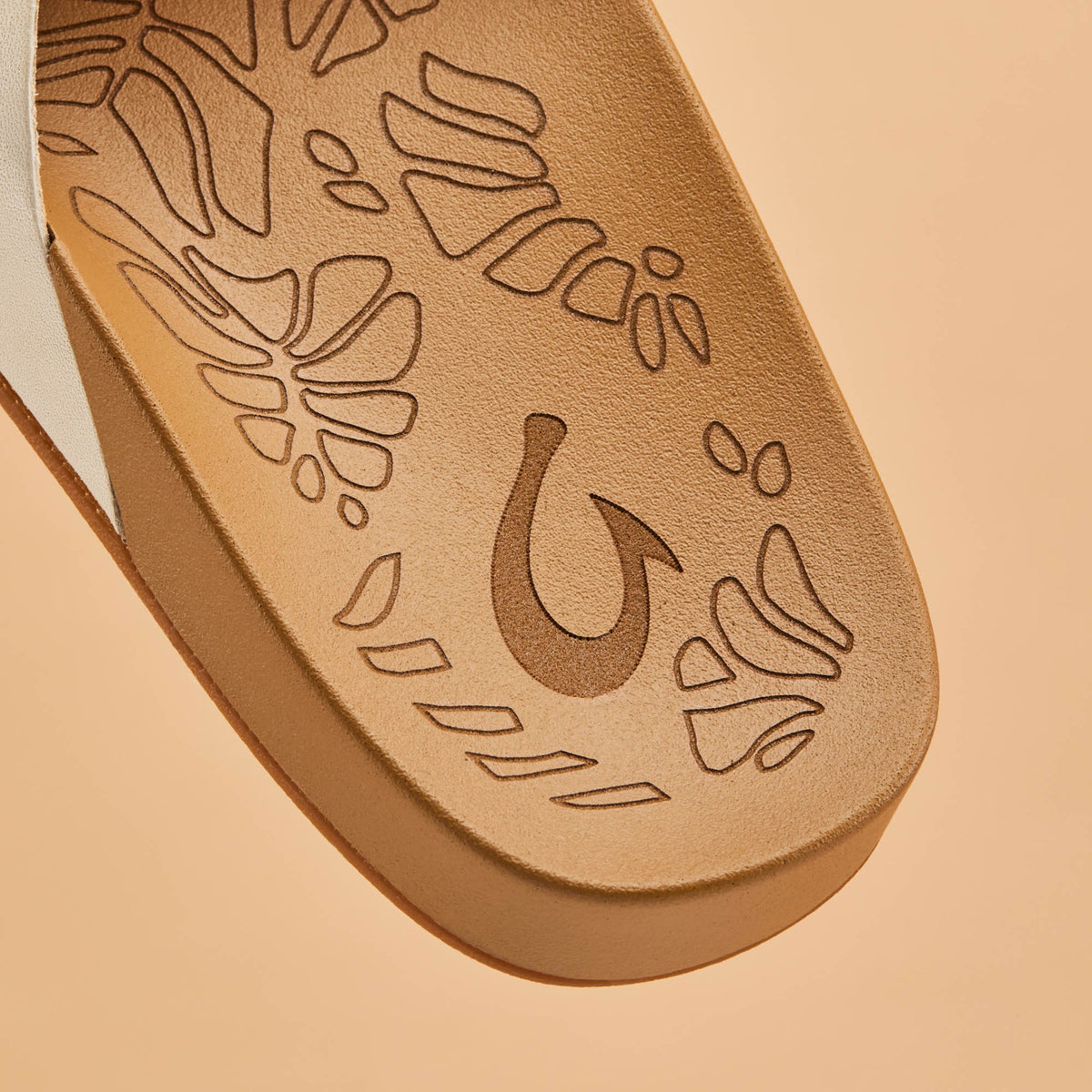 OluKai Women | Kipe‘a ‘Olu Women‘s Slide Sandals - Puka / Tan