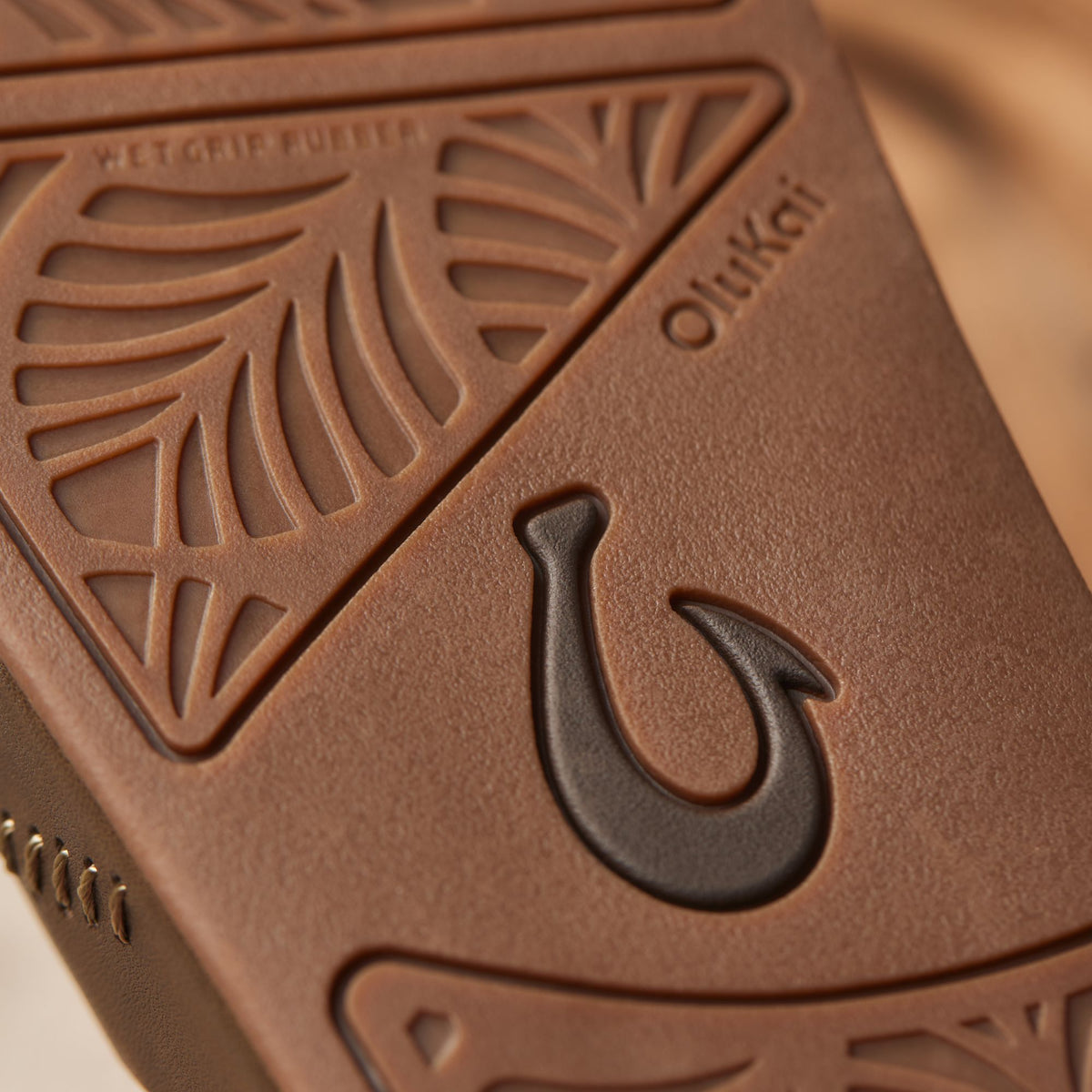 OluKai Women | Kīpe‘a ‘Olu - Wheat Gold / Toffee