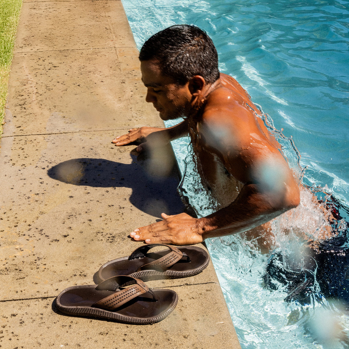 OluKai New Arrivals | Ulele - Dark Java / Dark Java